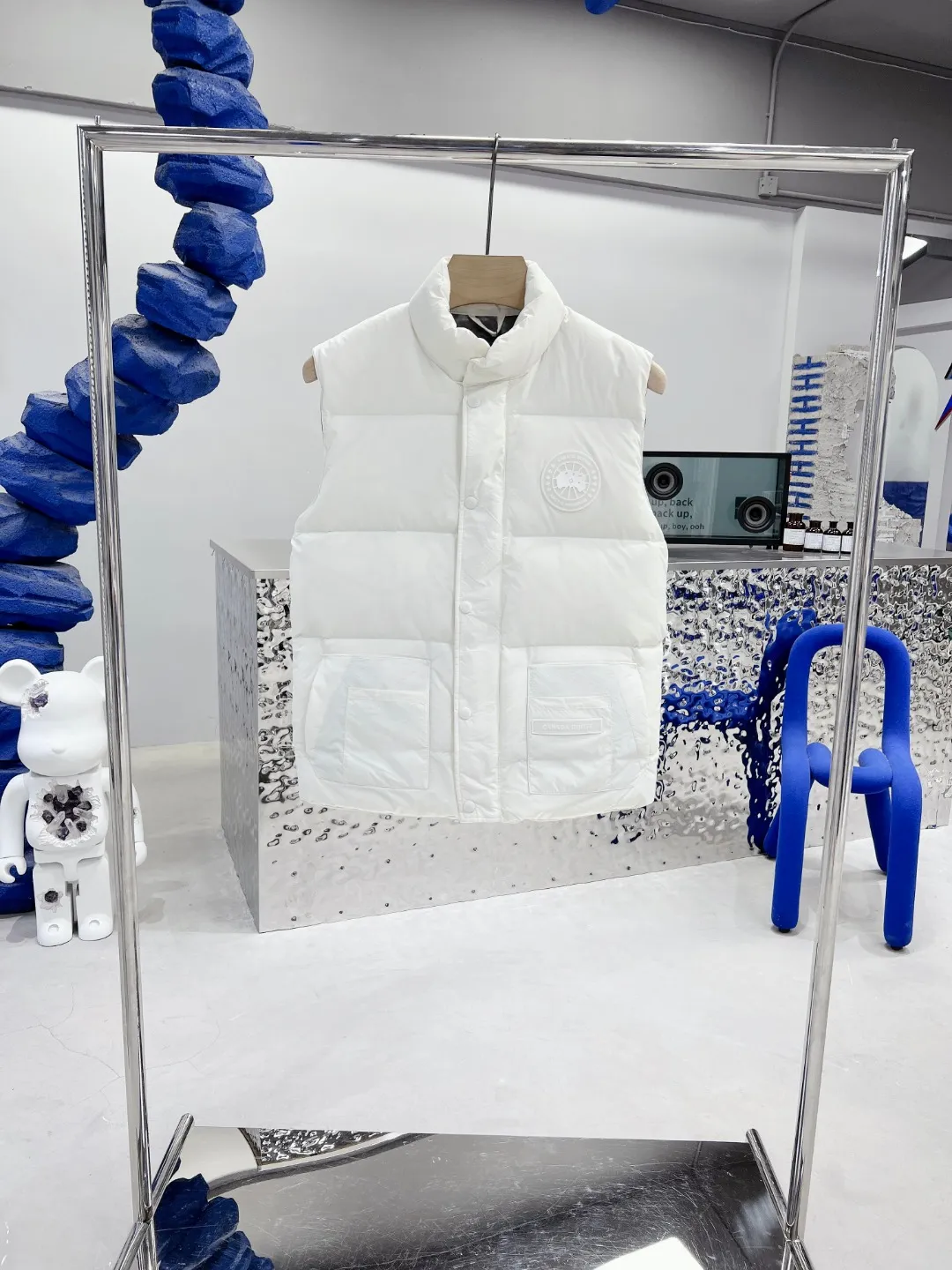 P480 𝗖𝗔𝗡𝗔𝗗𝗔 𝗚𝗢𝗢𝗦𝗘/Canada Goose White Label Glacier Vest Down Jacket Freestyle Vest THEICON This excellent down-filled vest can be freely layered with a variety of clothes, making it a favorite during the changing seasons. It's classic, versatile and provides excellent warmth. The Northern Lights capsule collection is reimagined in rich tones inspired by the stunning colors of Canada's north. The Glacial Haze capsule collection is revamped with a striking and layered color palette that evokes the feeling of being caught in the mist surrounding icebergs and glaciers. The top original replica version refers to the highest version in China (there is no one) (it is a piece of craftsmanship to make a piece of clothing that is ZP when placed in the counter) 1⃣ Made of original custom-made double plain 9500-100% nylon nylon fabric, windproof, waterproof and stain-resistant 2⃣ Filled with national standard Guangzhou Inspection white duck down, the amount of down is more than twice that of ordinary goods.  3⃣The zipper is customized from Yoshida YKK factory, with clear engraving and perfect and smooth texture. 4⃣Collar label, armband, back label, hangtag, complete anti-counterfeiting mark. Color: black, white, mood blue, melted water blue, graphite gray, purple. Size: XS S M L XL XXL
